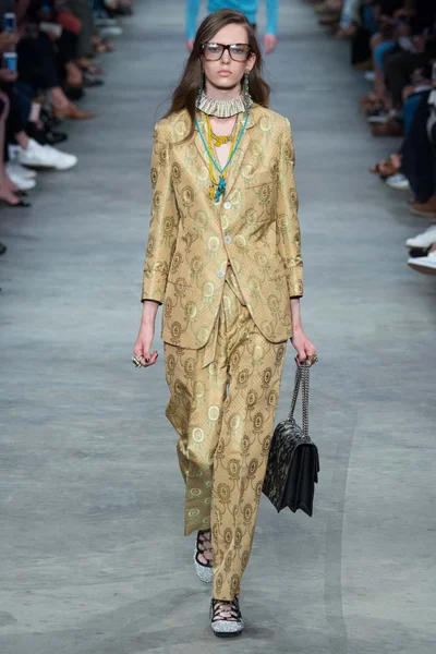 Look 10